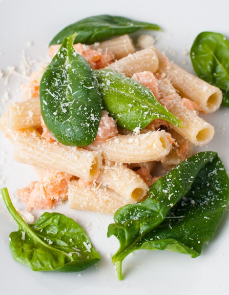 Pasta with salmon and spinach